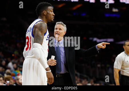 7. Januar 2015: Philadelphia 76ers head Coach Brett Brown spricht Dinge über mit forward Robert Covington (33) während der NBA-Spiel zwischen den Milwaukee Bucks und die Philadelphia 76ers im Wells Fargo Center in Philadelphia, Pennsylvania. Die Milwaukee Bucks gewann 97-77. Stockfoto