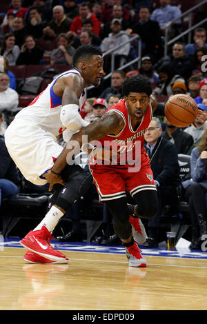 7. Januar 2015: Milwaukee Bucks guard O.J. Mayo (00) Laufwerke in den Korb mit Philadelphia 76ers Robert Covington (33) Verteidigung während der NBA-Spiel zwischen den Milwaukee Bucks und die Philadelphia 76ers im Wells Fargo Center in Philadelphia, Pennsylvania weiterleiten. Die Milwaukee Bucks gewann 97-77. Stockfoto