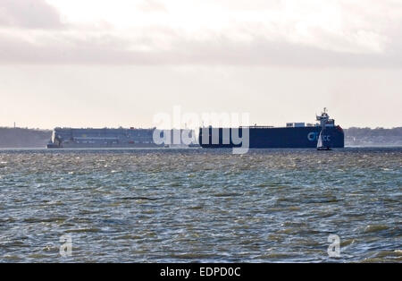 Solent, UK.13:06pm am 8. Januar 2015 - Hoegh Osaka Autotransporter von Cowes, dass 2 Meilen von Bramble Bank in den Solent, wo sie am 3. Januar 2015, lief, abgeschleppt worden geworden nur durch Schlepper zu Störungen der Schifffahrtsweg, kurz bevor der Frachter Autostar durch Segel zu verhindern.  Bildnachweis: Krys Bailey/Alamy Live-Nachrichten Stockfoto