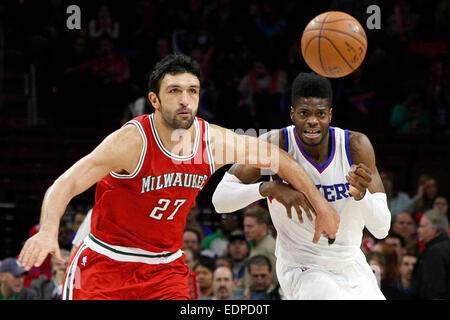 7. Januar 2015: Milwaukee Bucks center Zaza Pachulia (27) und Philadelphia 76ers Judy Noel (4) nach vorne gehen nach dem lockeren Ball während der NBA-Spiel zwischen den Milwaukee Bucks und die Philadelphia 76ers im Wells Fargo Center in Philadelphia, Pennsylvania. Die Milwaukee Bucks gewann 97-77. Stockfoto