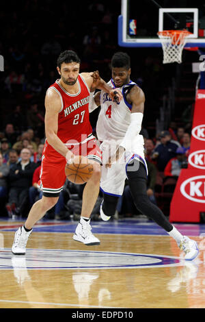 7. Januar 2015: Milwaukee Bucks center Zaza Pachulia (27) und Philadelphia 76ers Judy Noel (4) nach vorne gehen nach dem lockeren Ball während der NBA-Spiel zwischen den Milwaukee Bucks und die Philadelphia 76ers im Wells Fargo Center in Philadelphia, Pennsylvania. Die Milwaukee Bucks gewann 97-77. Stockfoto