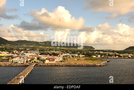 Waterfront Pier und Hafen von St. Kitts der Karibik unter Morgensonne Stockfoto