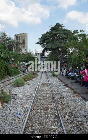 Eisenbahnschienen durch Downtown Bangkok Stockfoto