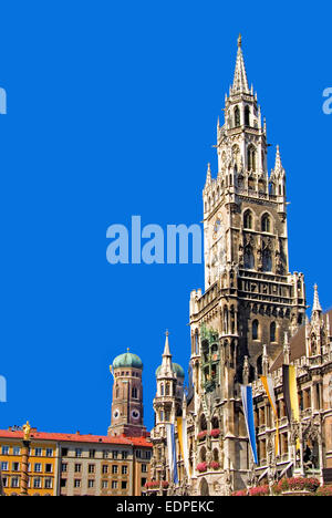 München, Bayern, Deutschland. Rathaus (Rathaus) in Marienplatz (Quadrat) und Kuppel des Cahedral (Frauenkirche) hinter Stockfoto