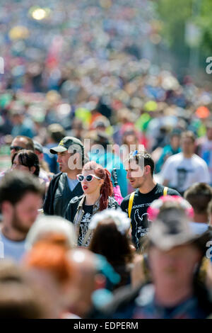 Massen-streaming auf einem belebten Gehweg bei Glastonbury Juni 2014 UK Stockfoto