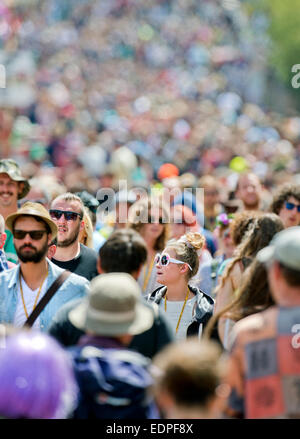 Massen-streaming auf einem belebten Gehweg bei Glastonbury Juni 2014 UK Stockfoto