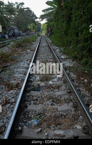 Eisenbahnschienen durch Downtown Bangkok Stockfoto