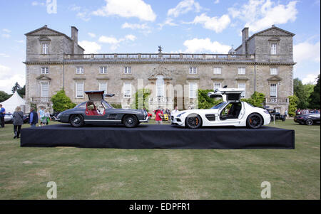 Zwei Mercedes Gullwings; ein Vintage 300SL, eine neue SLS auf dem Display bei der klassischen Wilton und Supercar Show in Wilton House im Jahr 2014 Stockfoto