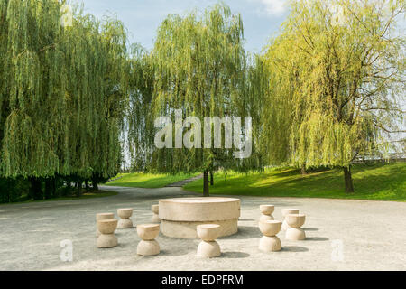 Der Tisch des Schweigens ist eine Steinskulptur von Constantin Brancusi in 1938 In Targu Jiu, Rumänien gemacht. Stockfoto