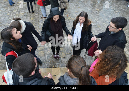 Paris, Frankreich. 8. Januar 2015. Menschen versammeln sich für eine Minute des Schweigens für die Opfer des Angriffs gegen französische Zeitschrift Charlie Hebdo in Paris, Frankreich, 7 Januar am 8. Januar 2015. Bildnachweis: Li Genxing/Xinhua/Alamy Live-Nachrichten Stockfoto