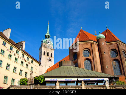 München, Bayern, Deutschland. Peterskirche (St.-Peter Kirche), gesehen vom Viktualienmarkt (Lebensmittelmarkt) Stockfoto