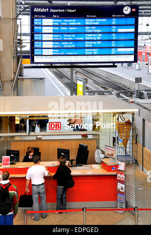 München, Bayern, Deutschland. München Hauptbahnhof (Hauptbahnhof). Abflüge Board und Informationen für Ausflüge Stockfoto