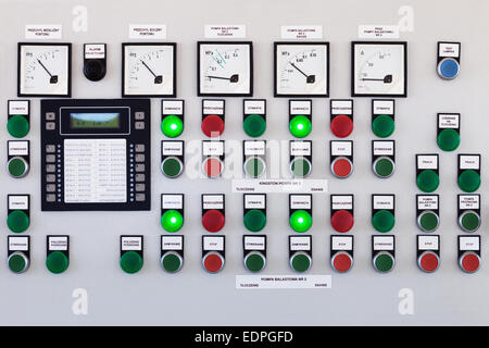 Viele Knöpfe und Schalter - Control-Panel in einer Maschine. Stockfoto