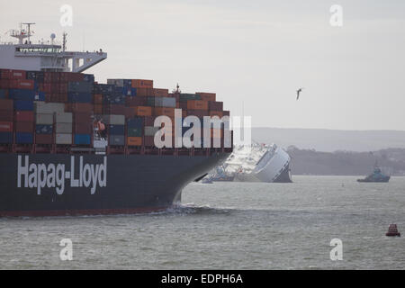 Die Hapag-Lloyds Frachtschiff, Essen Express Abfahrt von Southampton, etwa die angeschlagene Schiff, Hoegh Osaka im Solent übergeben. Stockfoto