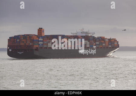 Die Hapag-Lloyds Frachtschiff, Essen Express Southampton abfliegen. Stockfoto