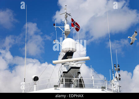 Der Radarmast auf ein Cruseship ganz in weiß mit blauem Himmel. Stockfoto