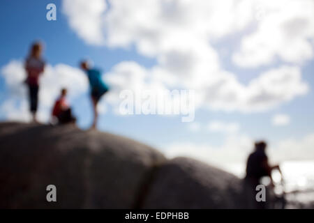 Absichtlich verschwommenes Bild von vier Kindern auf eine Rock-offen für die Zuschauer-interpretation Stockfoto