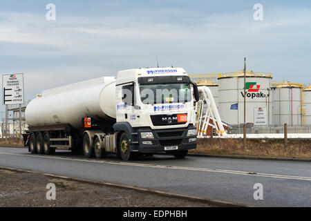 Benzin-Tanker, die Bereitstellung von Benzin und diesel Stockfoto