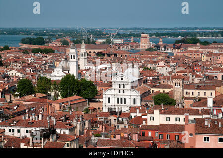 Blick, Blick nach Osten von St. Mark Bell Tower Venedig Italien mit Chiesa di San Zaccaria im Zentrum auf der linken Seite der griechisch-orthodoxen Chu Stockfoto