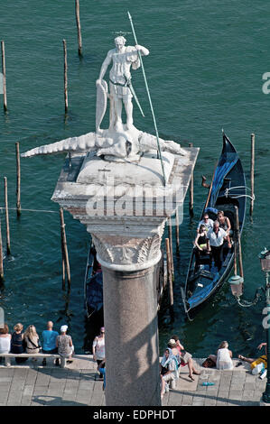 Marmorstatue von San Todaro Saint Theodore slaying einen Drachen in seiner Kolumne in der Piazzetta von St Mark Bell Tower SAN zu gesehen Stockfoto