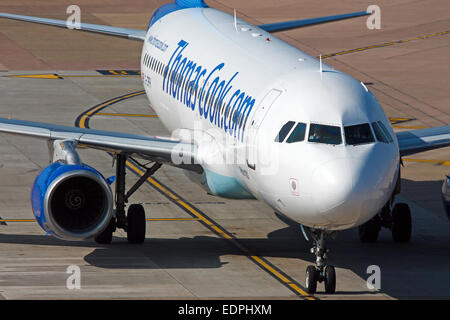 Thomas Cook Airbus A320 taxis auf Stand Manchester Airport. Stockfoto