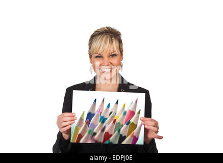 Studio-Porträt von einem netten blonden Mädchen mit einem Stück Papier Stockfoto