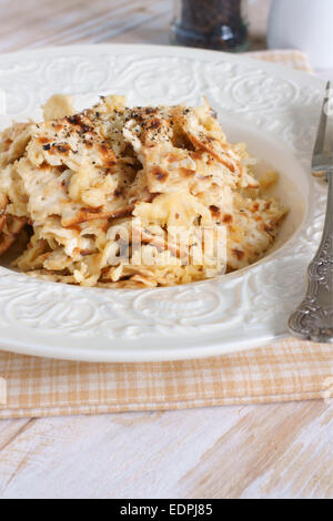 Matzo Brei eine aschkenasische Juden Rezept der Angefeuchteten matzo Cracker gebraten mit Eier traditionell am Pass über gegessen Stockfoto