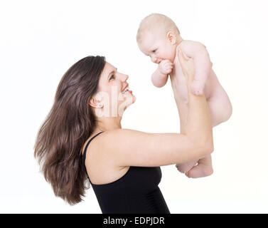 Mutter freut sich über Baby und hebt es in der Luft Stockfoto