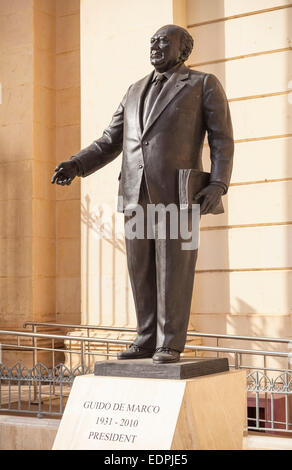Statue von Guido de Marco, ehemaliger Präsident von Malta Valletta Malta EU Europa Stockfoto