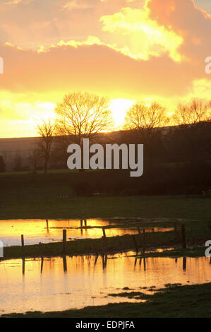 Barcombe Mills, East Sussex, Großbritannien. Januar 2015. Ein weiterer glorreicher Sonnenuntergang über den überfluteten Feldern Stockfoto