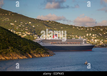 Gigantische Queen Mary II Kreuzfahrtschiff im Hafen von Charlotte Amalie, St. Thomas, Amerikanische Jungferninseln angedockt Stockfoto