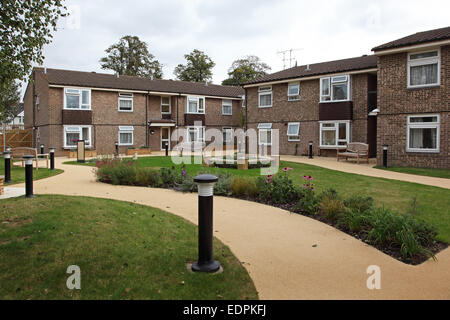 Bewohner-Garten in einem modernen Pflegeheim für ältere Menschen in Southampton, England. Konzipiert für Rollstuhlbenutzer. Stockfoto