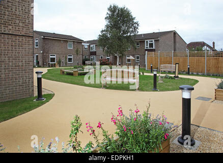 Bewohner-Garten in einem modernen Pflegeheim für ältere Menschen in Southampton, England. Konzipiert für Rollstuhlbenutzer. Stockfoto