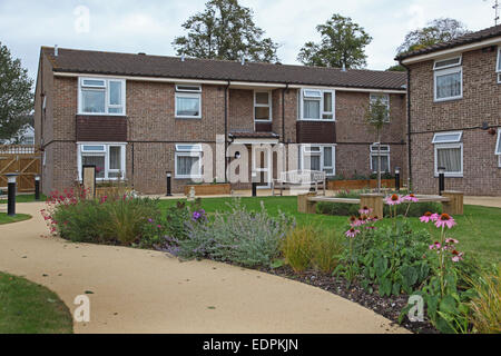 Bewohner-Garten in einem modernen Pflegeheim für ältere Menschen in Southampton, England. Konzipiert für Rollstuhlbenutzer. Stockfoto