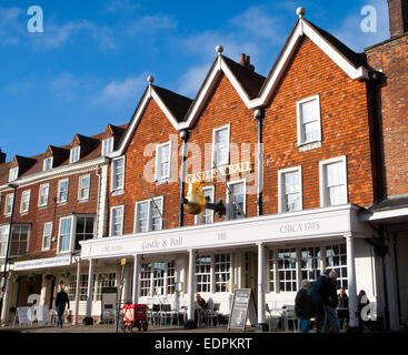 Burg und Ball Pub in historischen Gebäude an der High Street, Marlborough, Wiltshire, England, UK Stockfoto