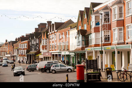 Menschen beim Einkaufen auf historischen High Street of Marlborough, Wiltshire, England, UK Stockfoto