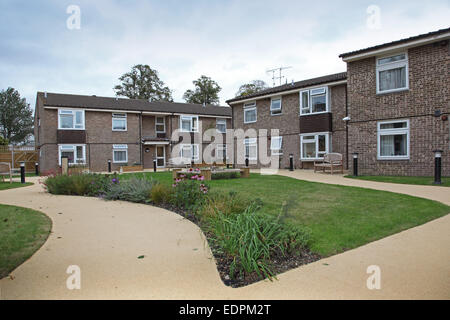 Bewohner-Garten in einem modernen Pflegeheim für ältere Menschen in Southampton, England. Konzipiert für Rollstuhlbenutzer. Stockfoto