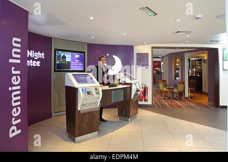 Maidstone Premier Inn Hotel-Lobby mit Rezeption. Neu eröffnet im Jahr 2013 nach der Konvertierung von einem bestehenden Bürogebäude Stockfoto