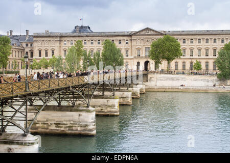 Pont des Arts und dem Louvre Museum, Paris, Frankreich Stockfoto