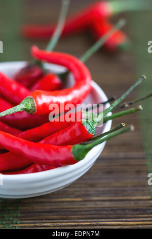 Frische Thai Vogel Augen Chili in einer Schüssel Stockfoto