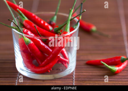 Frische Thai Vogel Augen Chili in einem Glas Stockfoto