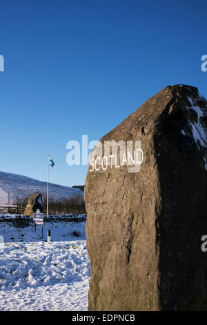 Schottland Grenze Stein im Winter Schnee. Northumberland/Scottish Borders, Schottland Stockfoto