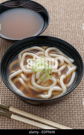 Udon-Nudeln in einer Suppe mit Frühlingszwiebeln, bekannt als Kake Udon oder Su Udon in der japanischen Küche Stockfoto