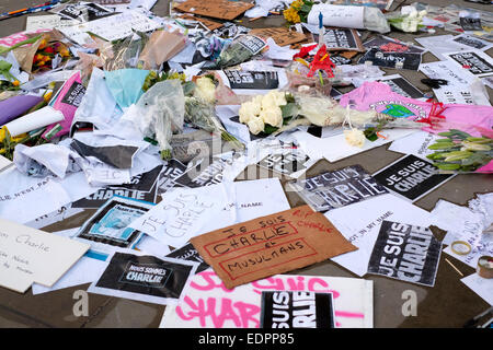 Blumen und Karten, die noch auf dem Trafalgar Square zu Ehren Opfer des Charlie Hebdo in Paris Stockfoto