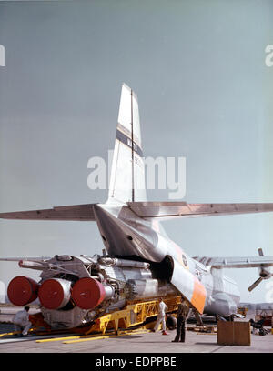 Dieses Bild aus dem Ordner „Missile Moves“ von Atlas Air Transport zeigt, wie die Atlas 100D-Rakete auf ein C-133-Transportflugzeug in Miramar geladen wird. Dies markiert einen wichtigen Moment in der militärischen Logistik und dem Raketentransport während des Kalten Krieges. Stockfoto