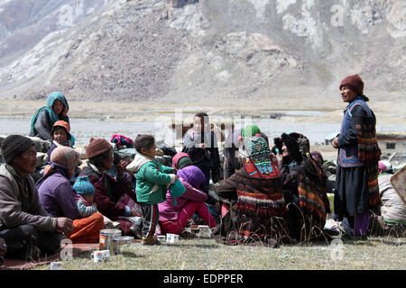 Lokalen Bevölkerung in den abgelegenen Himalaya Dorf von Juldo in der Nähe von Rangdum ist in der Suru Valley Region Ladakh Stockfoto