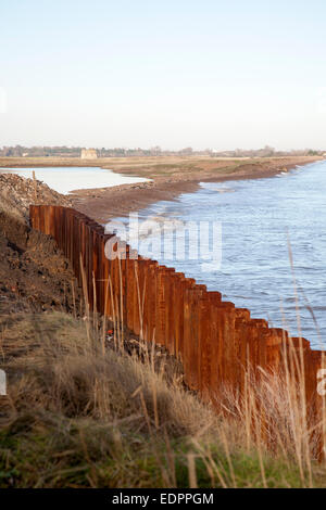 Stahl-Spundwände als Küstenschutz gegen schnelle Erosion im Osten Lane, Bawdsey, Suffolk, England, UK Stockfoto