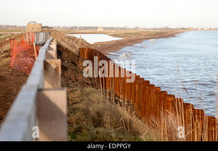 Stahl-Spundwände als Küstenschutz gegen schnelle Erosion im Osten Lane, Bawdsey, Suffolk, England, UK Stockfoto