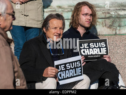 Genf, Schweiz. 8. Januar 2015. Schweizer Journalisten, Autoren und Mitglieder des internationalen PEN besuchen eine Mahnwache in Genfs Place de Neuve zur Solidarität mit den Opfern des Angriffs gegen Charlie Hebdo. Bildnachweis: Alistair Scott/Alamy Live-Nachrichten Stockfoto