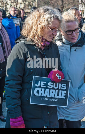 Genf, Schweiz. 8. Januar 2015. Zwei Frauen bei einer Mahnwache in Genfs Place de Neuve zur Solidarität mit den Opfern des Angriffs gegen Charlie Hebdo. Bildnachweis: Alistair Scott/Alamy Live-Nachrichten Stockfoto